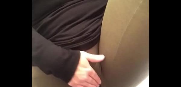  Big booty skimaskgoddess squirting in leggings public bathroom